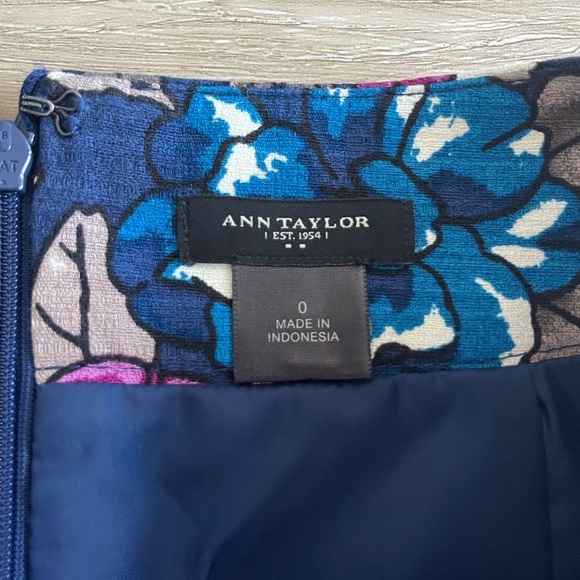 Ann Taylor Floral Lined Pencil Skirt
Side Zip Navy Blue Size 0 - Picture 3 of 9